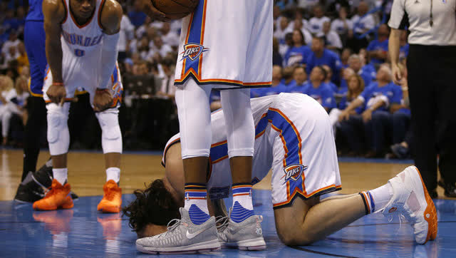 踢裆格林下脚太狠,亚当斯估计没下一代了!