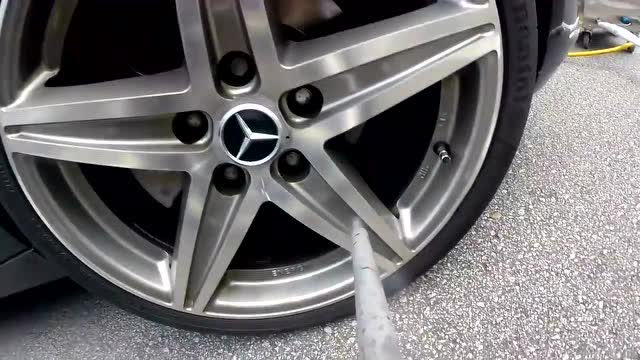 实拍:国外男子脑洞大开用干冰清洗机洗车