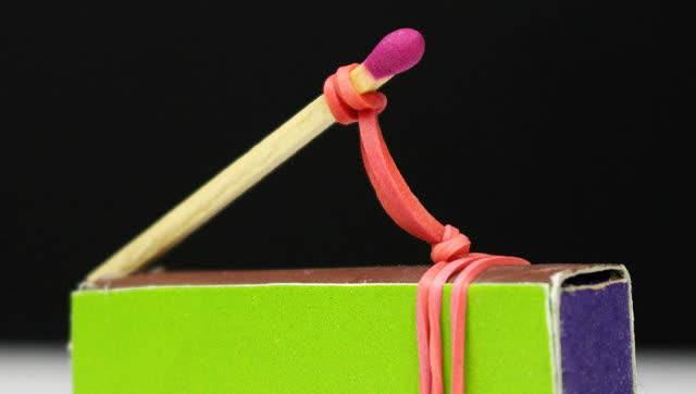 牛人告诉你,如何花式的划火柴才能显现出什么是炫酷!