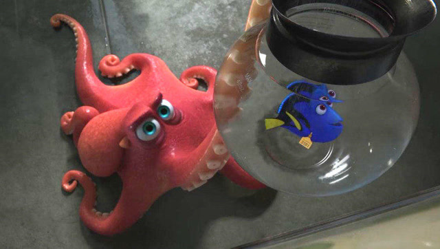 神奇章鱼变身成植物骗过保安 迪斯尼动画 海底总动员2