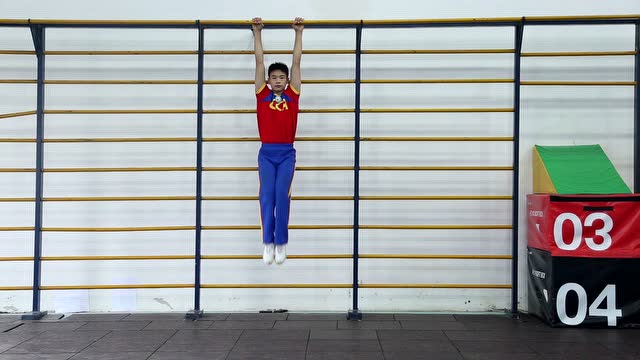 啦啦操青星级考级内容:15.肋木团身举腿(5次)