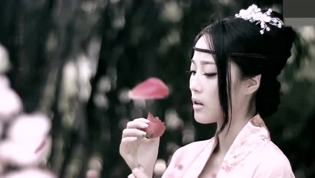 古装美女"彭筝"扎心情歌《太想念》唱出女人的心酸与心痛!