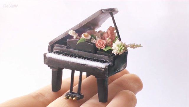 迷你版的粘土鲜花钢琴,仿佛闻到了花香,听到了音乐