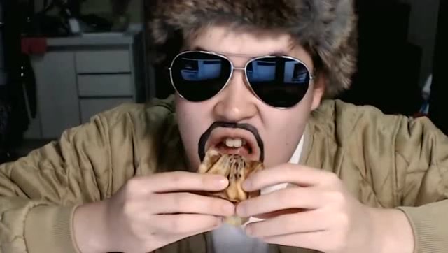 韩国大胃王是个真男人,吃个小鱼饼,搞的这么惊艳