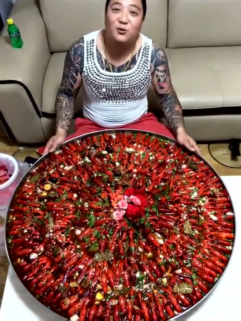 美食挑战,东北土豪大哥狂吃一桌子麻辣龙虾!