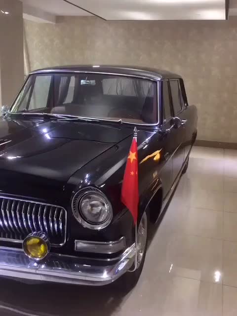 偶遇一辆老红旗 内饰太复古