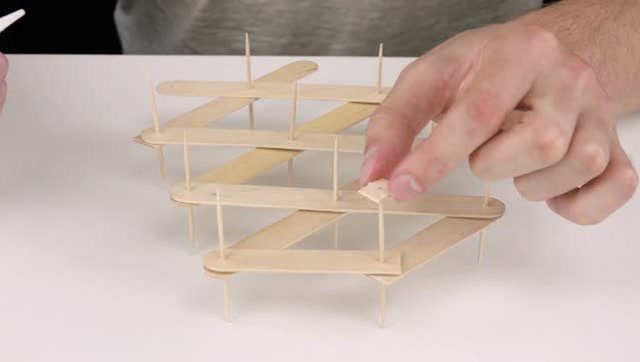 外国牛人用瓦楞纸雪糕棍完美复制大型抓娃娃机