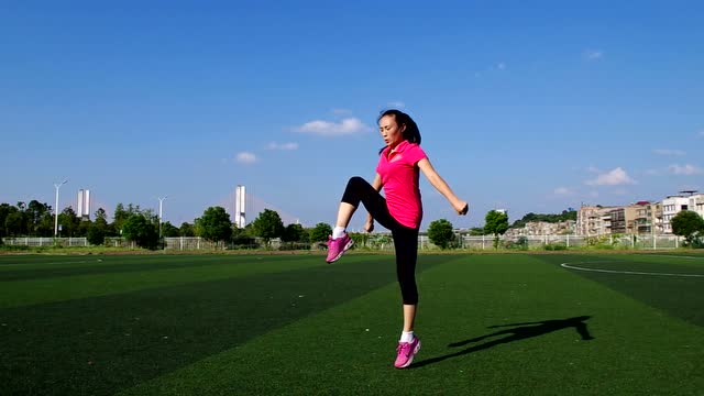 健美操基本步伐吸腿跳