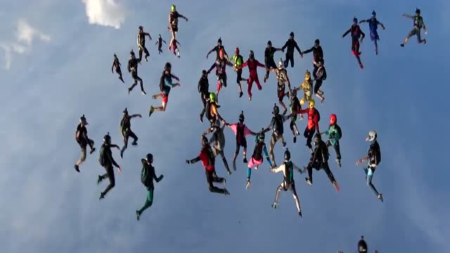 震撼!四十人集体跳伞空中手拉手围圈 勇气和智慧的挑战