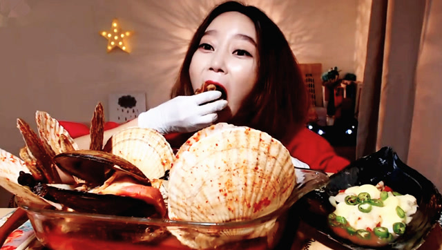妹子吃扇贝和牡蛎,好不容易吃回好的,吃得很高兴