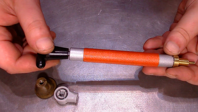 男子将气弹簧拆了,经过几番尝试最终改成了打气筒