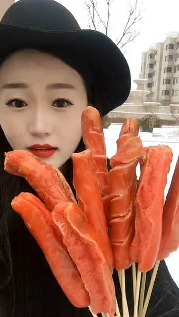 老姐大口吃烤肠,这吃法简直了,好过瘾啊