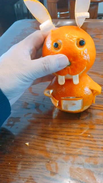 好好吃橙子不好吗?非要给它凹造型
