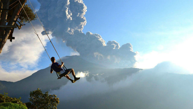 悬崖上的死亡秋千,签生死状才能上去玩,发生意外景区不负责!