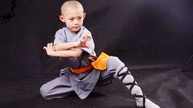 少林寺小武僧释小松表演猴拳