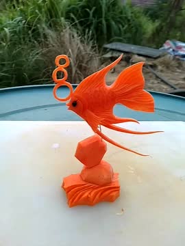 大神把胡萝卜雕刻成金鱼,这刀法不服不行