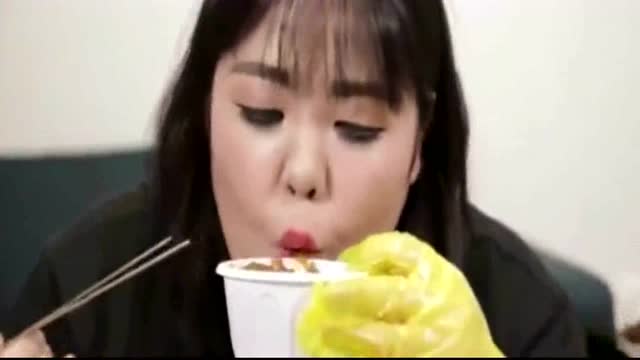 韩国吃播胖妞美女吃鸡腿,大饱眼福,大口吃肉!