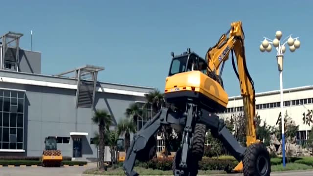 中国再造变形挖掘机,爬坡能力惊人,中国人的骄傲!