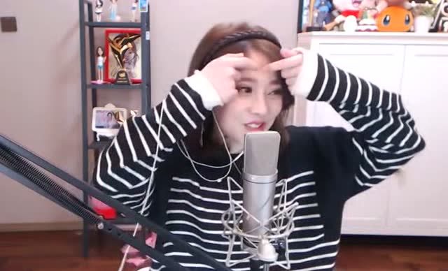 冯提莫脚骨折后痛哭,医生让她打石膏,提莫,换衣服怎么办.