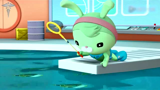 海底小纵队:突突兔拿着一个网子,在水池里面捉着鱼