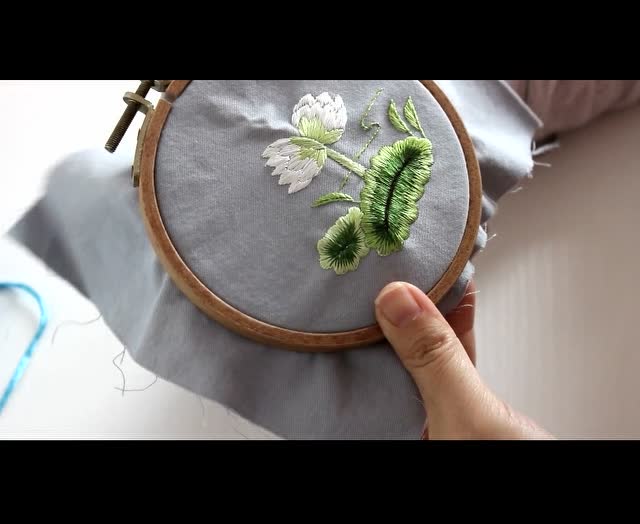 手工刺绣并蒂莲