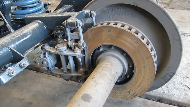 载重几百吨的火车制动系统长什么样,看这制动盘,就知道不一般