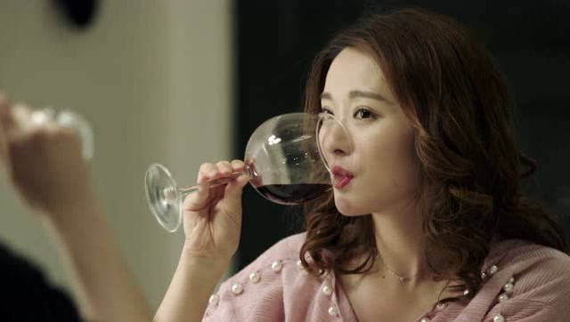 《海上嫁女记》朱莉有目的接近何冰冰,以为是她破坏了自己感情!