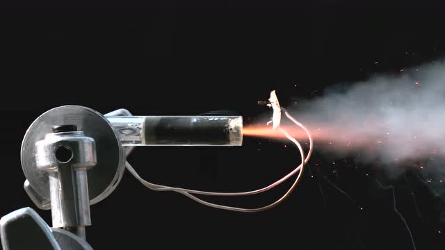 牛人自制装置模拟火箭推进器发射过程