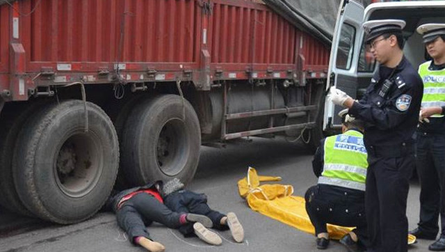 行人惨遭大货车碾压身亡,交警却判行人全责,网友:判得好!