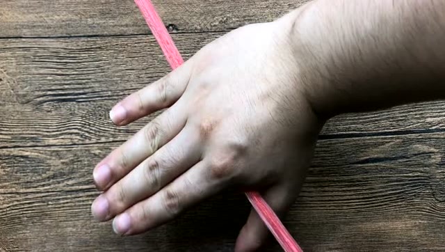 教你一个徒手切断绳子的方法,每家每户都能用得到,比用剪刀还快