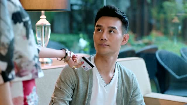 曲筱绡夺过赵医生的银行卡,抢着自己请客,又有机会和赵医生约会啦