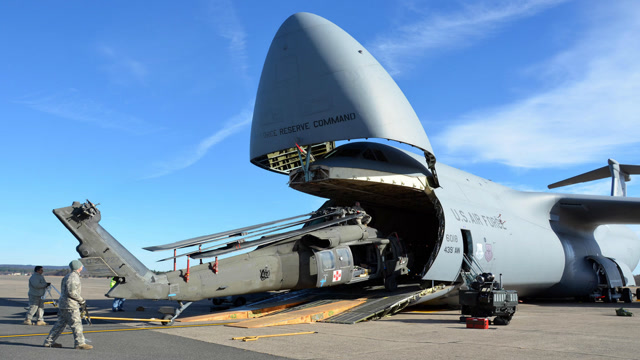 c5运输机装载能力展示,卡车直升机,统统都能塞进去