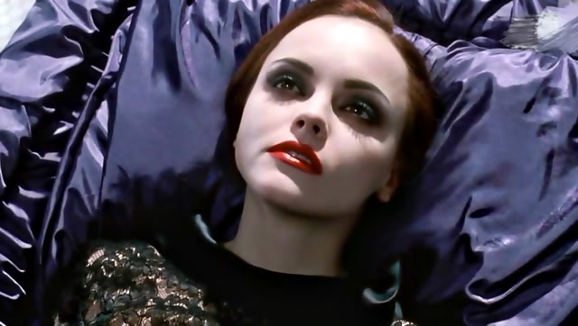 四分钟看完《身后事》,女主被化妆师洗脑,以为自己真的死亡