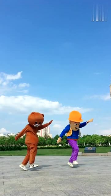 网红熊和光头强跳舞,看见妹子后,网红熊就开启撩妹模式!