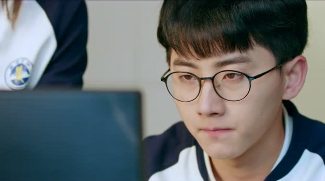 小美好:陆扬偷看监控,林静晓发现有人,慌乱下拉下陆扬