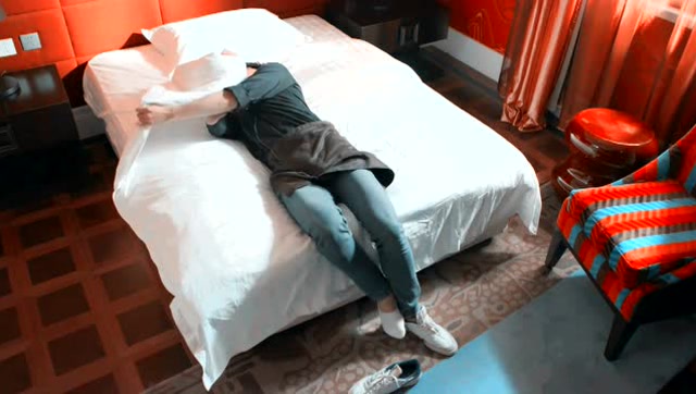 帅哥躺倒床上,鞋都没有脱就睡着了