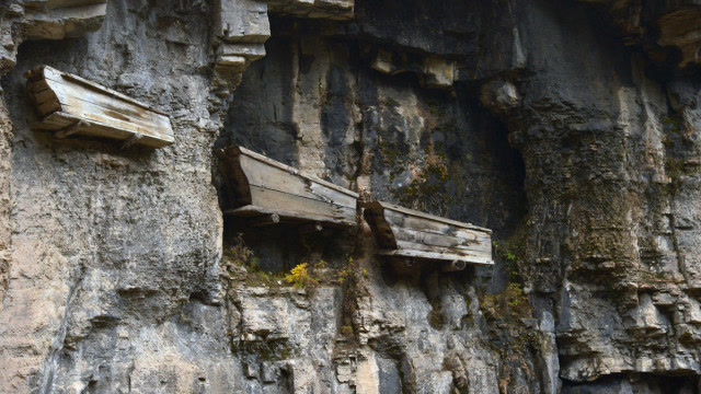 江河悬崖上现数百公斤棺材,景区悬赏百万破解"悬棺之谜"?