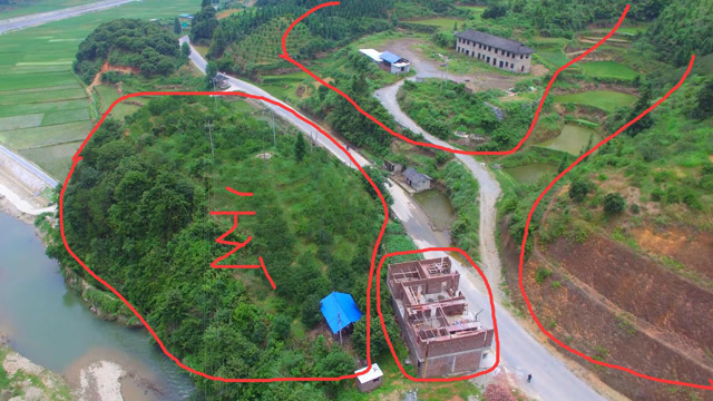 农村大叔在路边建房,恰好在龙穴的风水宝地,肯定得到大师的指点