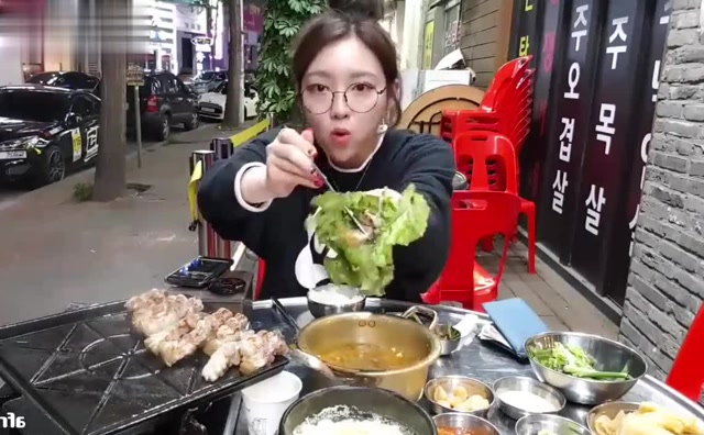 美食:韩国大胃王炸鸡少女外景吃播,小妮子吃的都很油腻