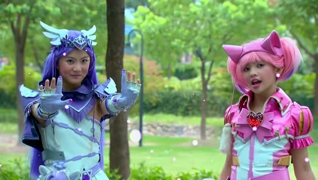 《舞法天女朵法拉》拉媞用流星霓轰扇偷袭尔心,小善一人对付混徒