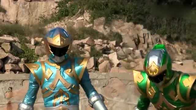 巨神战击队钢牙卫海鲨卫腹背受敌飞鸟卫从天而降帅气出场