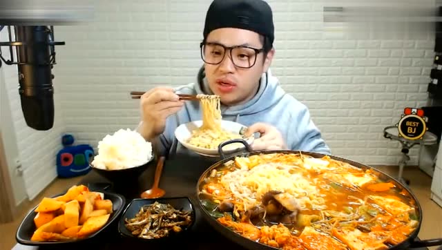 韩国大胃王眼镜小哥吃大锅海鲜泡菜方便面,一会就吃完一碗