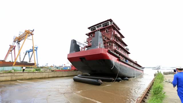 长江64001号拖轮下水精彩瞬间