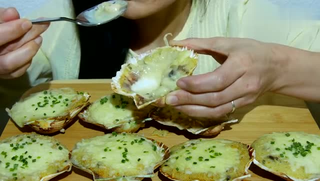 美女吃扇贝,加了很多佐料怎么吃都过瘾