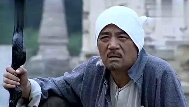 打狗棍:钱四爷牺牲了,马九斤带着格格给四爷磕头!