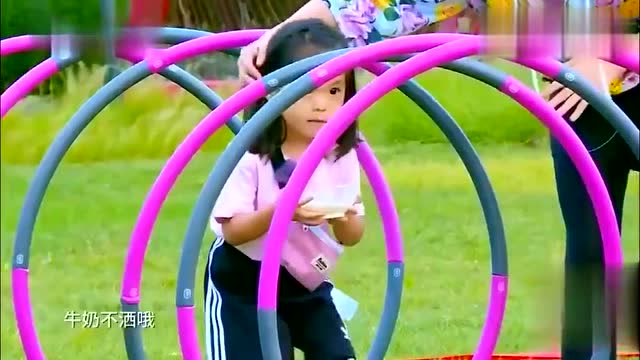 咘咘虽小却不甘示弱在妈妈的帮助下顺利通过障碍,大麟子软萌加油