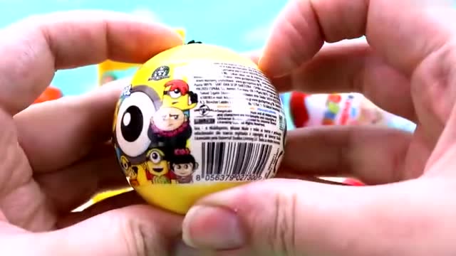 《宝宝巴士》 哇这奇趣蛋里面有什么呢,好想拆开看看呀