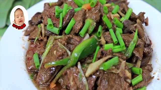 农村妹子院子里爆炒牛肺,很便宜的食材料理成名菜的模样!