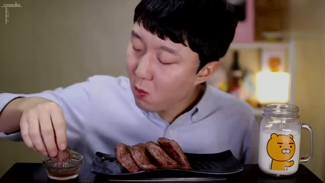 韩国大胃王吃高粱煎饼,大口大口的往嘴里塞,蘸着酱料吃爽极了