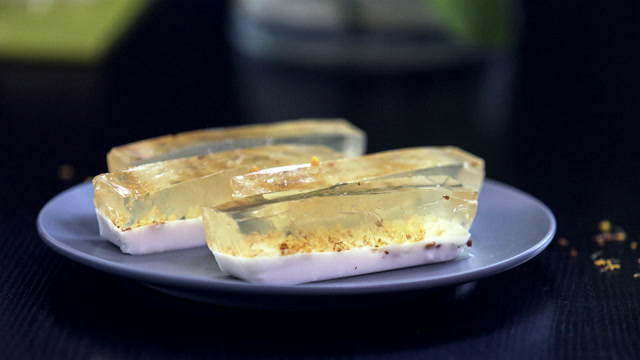 冰凉爽口的"桂花水晶冻"晶莹剔透,入口q弹香甜,浓浓的桂花与奶香